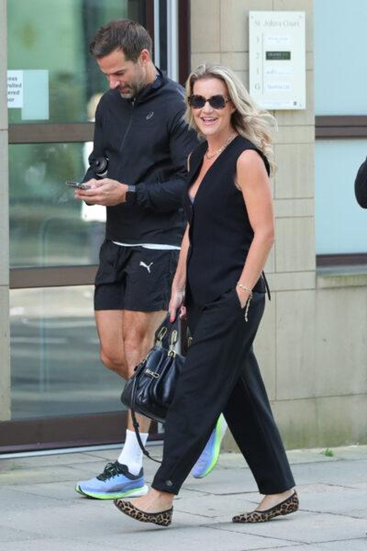 La_sfida_di_Comic_Relief_di_Gethin_Jones_e_Helen_Skelton_inizia_3ZxAnmAjhG - Confidenze24 Source: Splash News - - Gethin Jones e Helen Skelton che camminano per strada