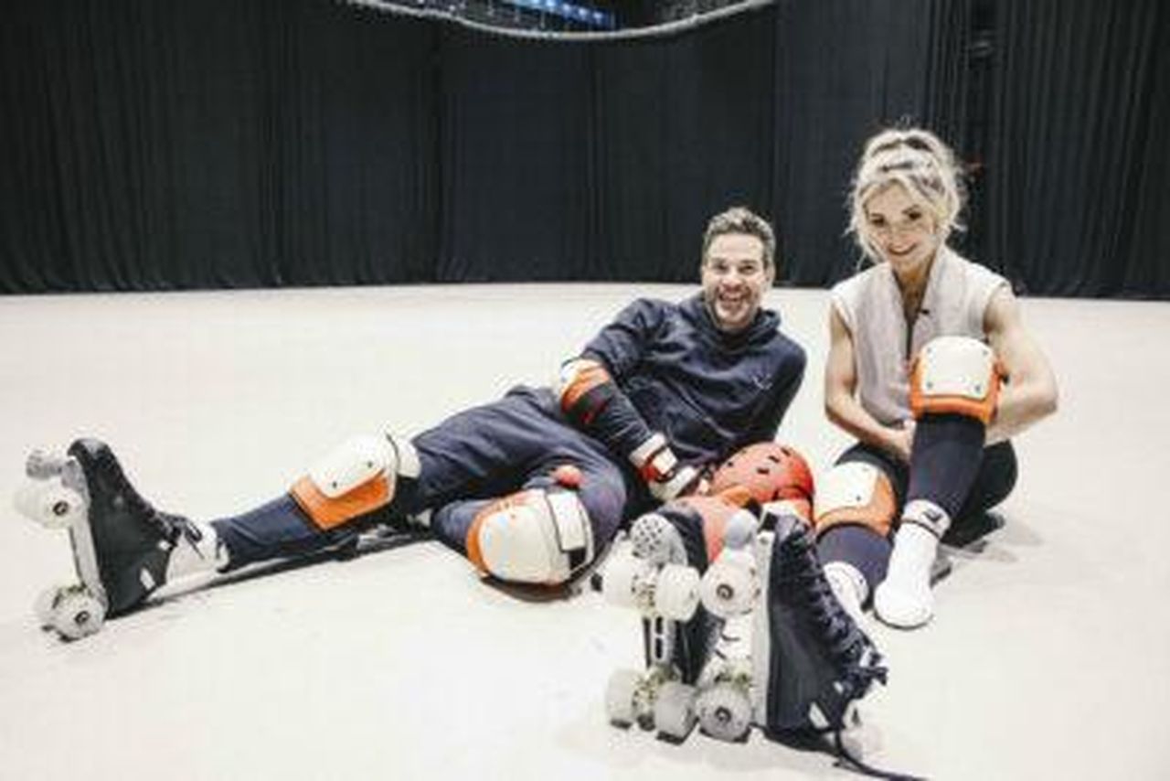 La_sfida_di_Comic_Relief_di_Gethin_Jones_e_Helen_Skelton_inizia_MmMJIVYsVy - Confidenze24 Source: BBC - - Helen Skelton e Gethin Jones che si allenano per la loro sfida di pattinaggio
