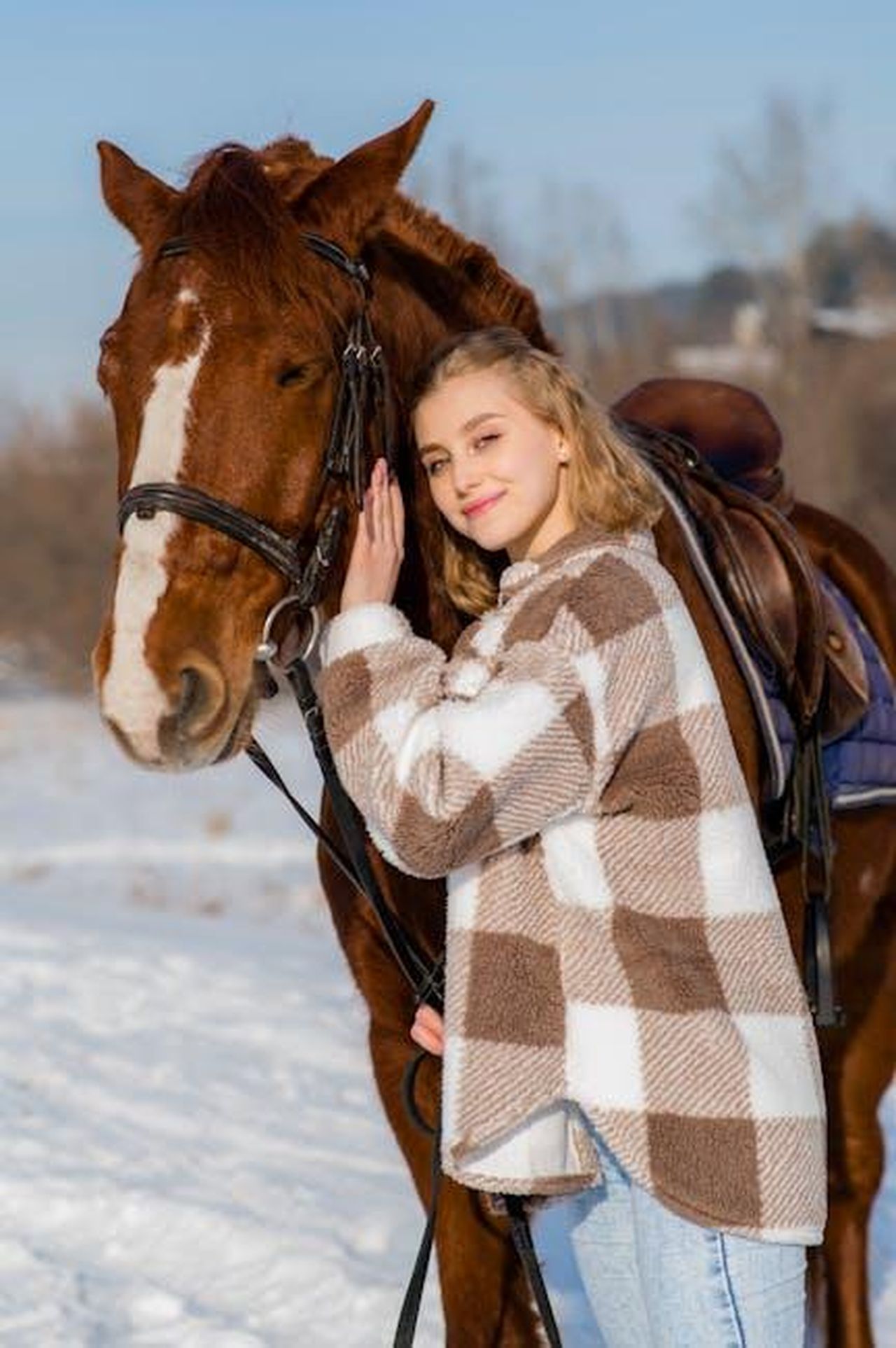 La_situazione_attuale_di_Jennifer_Garner_Vt5UP0tlST - Confidenze24 Source: Милана Отчесова - pexels - Blonde woman embracing a horse on a sunny winter day, surrounded by snow.