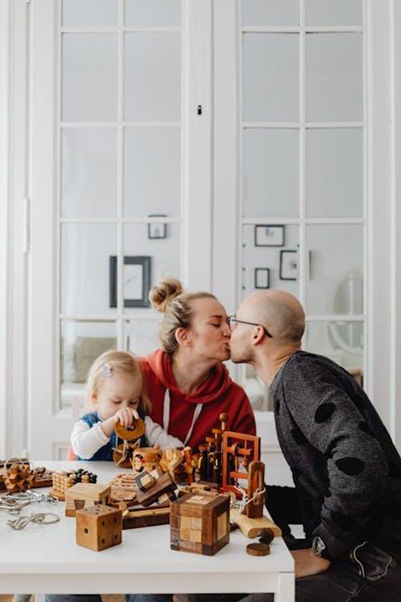 La_situazione_attuale_tra_Green_e_Fox_tFeAe6F2ut - Confidenze24 Source: Photo By: Kaboompics.com - pexels - A family spending quality time together with wooden toys indoors, emphasizing love and play.