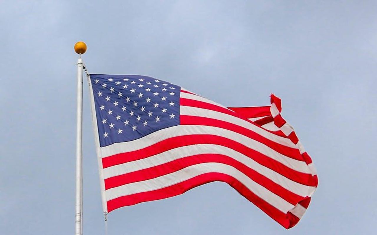 La_situazione_politica_negli_Stati_Uniti_j5uZKsApi3 - Confidenze24 Source: Element5 Digital - pexels - A vibrant image of the American flag waving proudly against a clear blue sky, symbolizing freedom.