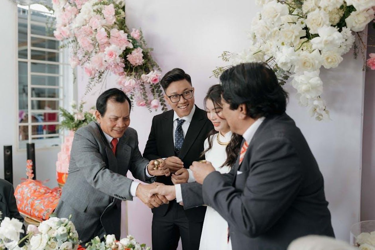 La_situazione_sentimentale_di_Jennifer_Lopez_51dsEphQW0 - Confidenze24 Source: thien vu - pexels - A joyful family celebration at a wedding ceremony with exchanging rings amidst floral decorations.