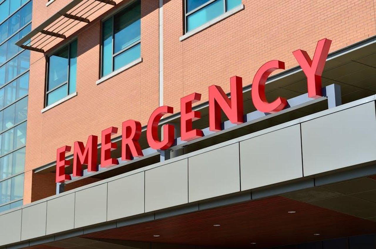 La_solitudine_di_andare_in_AE_da_sola_HeOoS4HSb2 - Confidenze24 Source: Pixabay - pexels - Close-up of a modern hospital emergency room entrance with prominent red letters.
