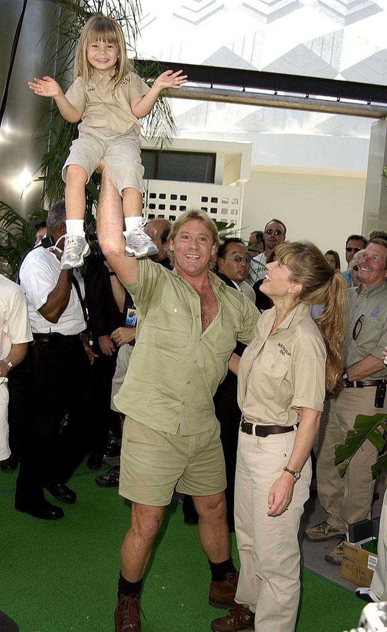 La_somiglianza_tra_Grace_e_la_famiglia_Irwin_OSSLCea0VP - Confidenze24 Source: Steve Granitz/WireImage - WireImage - Steve Irwin, Terri Irwin e Bindi Irwin nel 2002