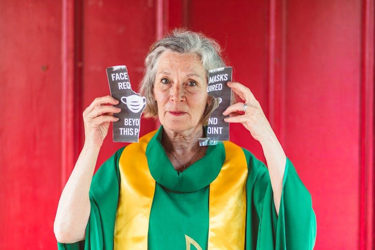 La_spiegazione_di_Marvin_Sapp_sulla_sua_richiesta_aOc4Q1CiyC - Confidenze24 Source: RDNE Stock project - pexels - Elderly clergy woman holds face mask signs, emphasizing pandemic safety.