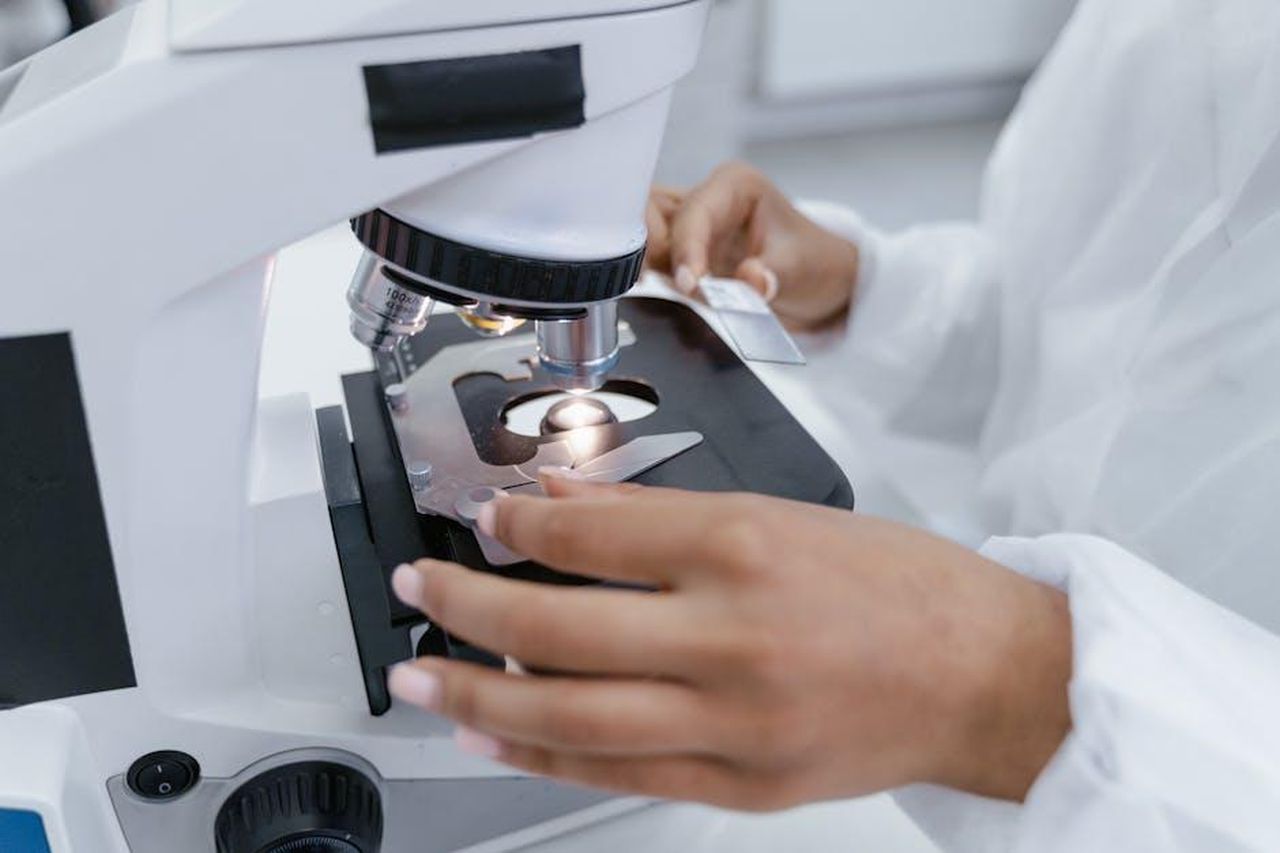 La_star_dei_Traitors_ha_detto_che_Conor_Maynard_era_il_padre_del_suo_bambino_C8qcazkDZV - Confidenze24 Source: Tima Miroshnichenko - pexels - Scientist in laboratory using a microscope for detailed sample analysis.