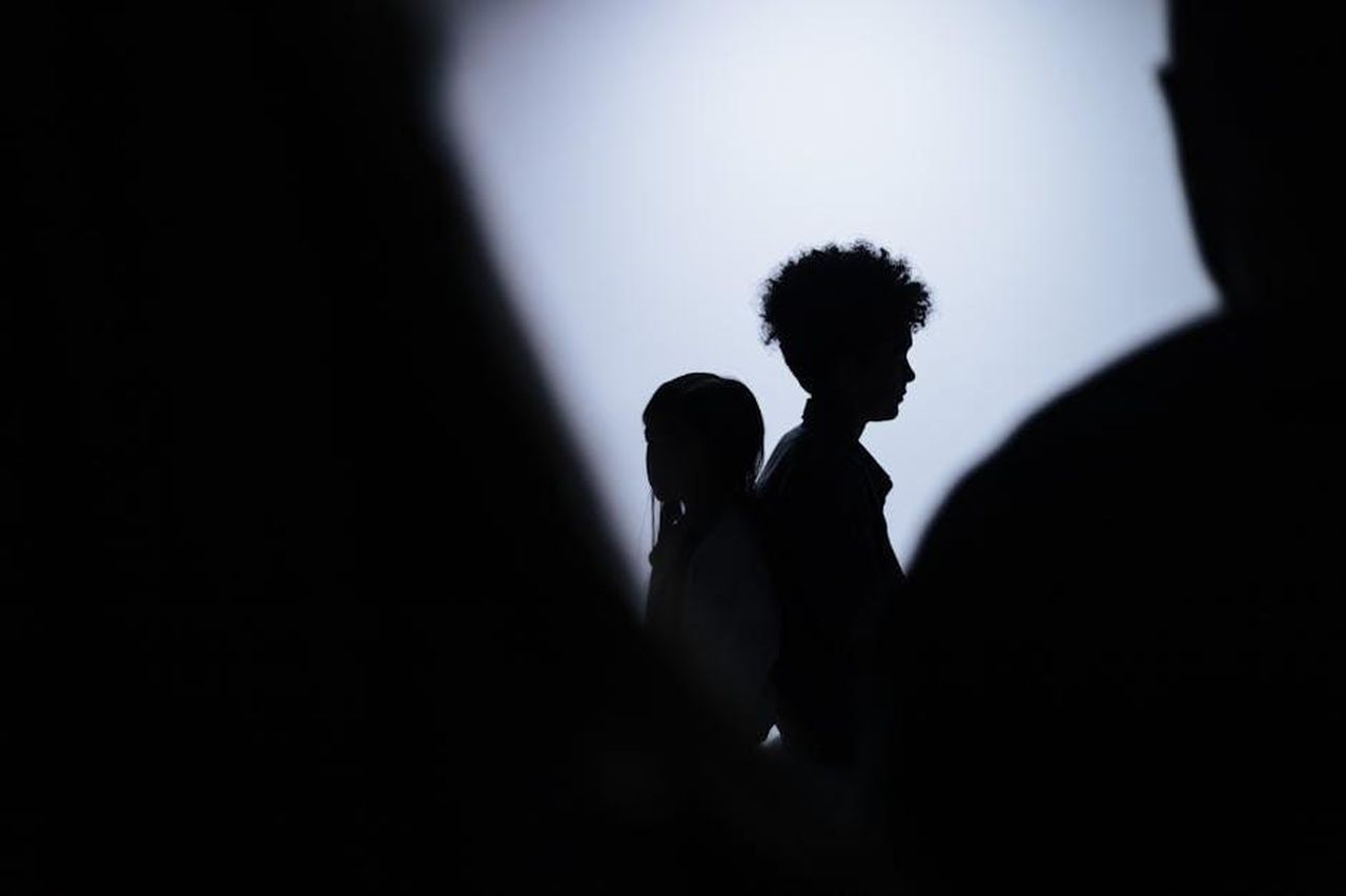 La_storia_complicata_della_famiglia_Shaw_J2bFa2K9Lb - Confidenze24 Source: Ron Lach - pexels - Silhouette of two children standing back to back in a studio shot with dramatic lighting.