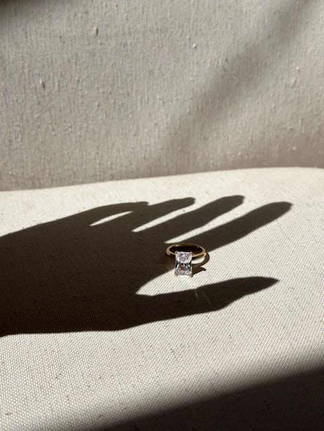 La_storia_damore_di_AD_e_Ollie_MDAvisnFAm - Confidenze24 Source: Jéssica Póvoa - pexels - A diamond ring casting a distinctive silhouette against textured fabric in natural light.