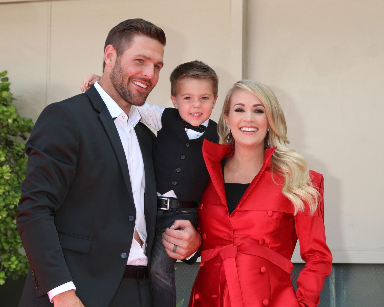 La_storia_damore_di_Carrie_Underwood_e_Mike_Fisher_S4eauPbH13 - Confidenze24 Source: Priscilla Grant/Everett Collection - Everett Collection - Mike Fisher, Isaiah Fisher, Carrie Underwood alla cerimonia di induzione nella Hollywood Walk of Fame