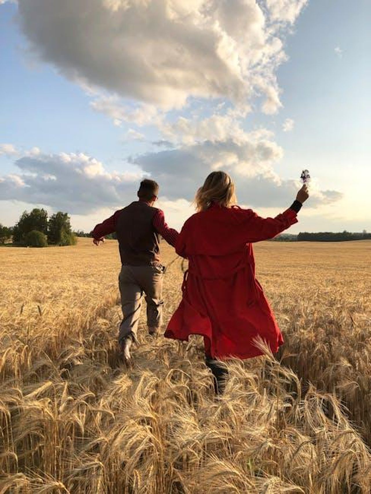 La_storia_damore_di_Colman_e_Raul_XVHukkIV0e - Confidenze24 Source: Maksim Goncharenok - pexels - A couple joyfully running through a picturesque wheat field in the countryside during sunset.