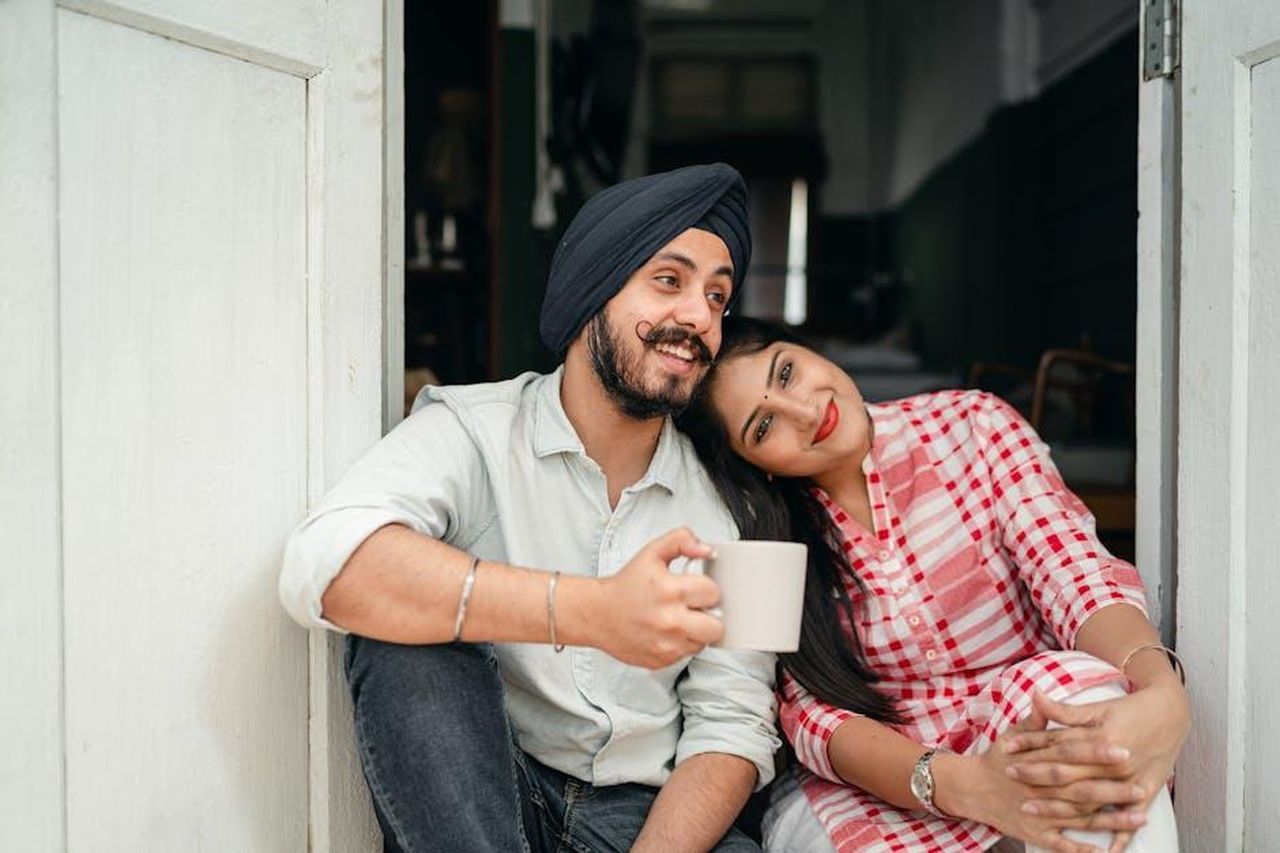 La_storia_damore_di_Drew_e_Linda_XkonQHaOwb - Confidenze24 Source: Ketut Subiyanto - pexels - Happy Indian couple relaxing at home with coffee, embracing love and leisure. Perfect for lifestyle and relationship themes.