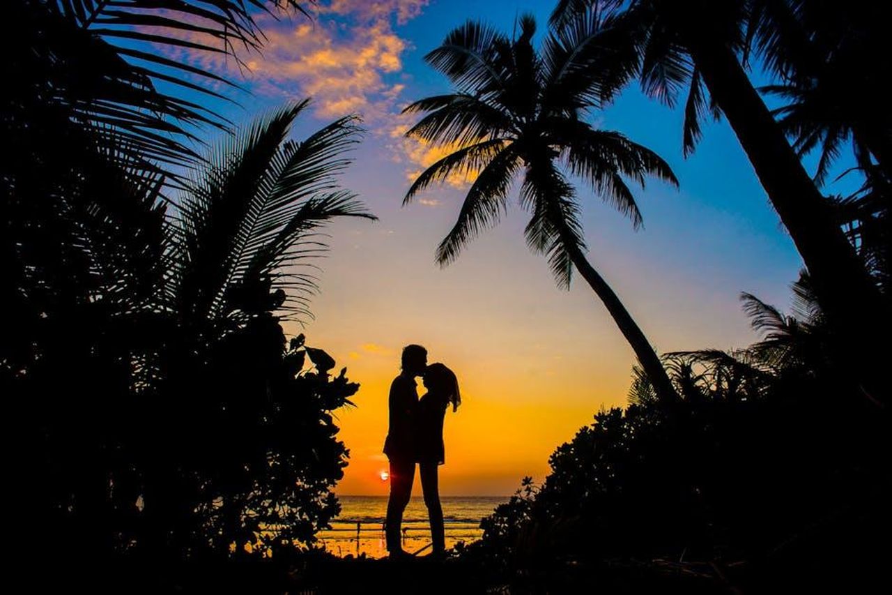 La_storia_damore_di_Gabourey_Sidibe_e_Brandon_Frankel_UkGuUmhD4P - Confidenze24 Source: Asad Photo Maldives - pexels - Silhouette of a couple sharing a romantic moment on a tropical beach at sunset with palm trees.