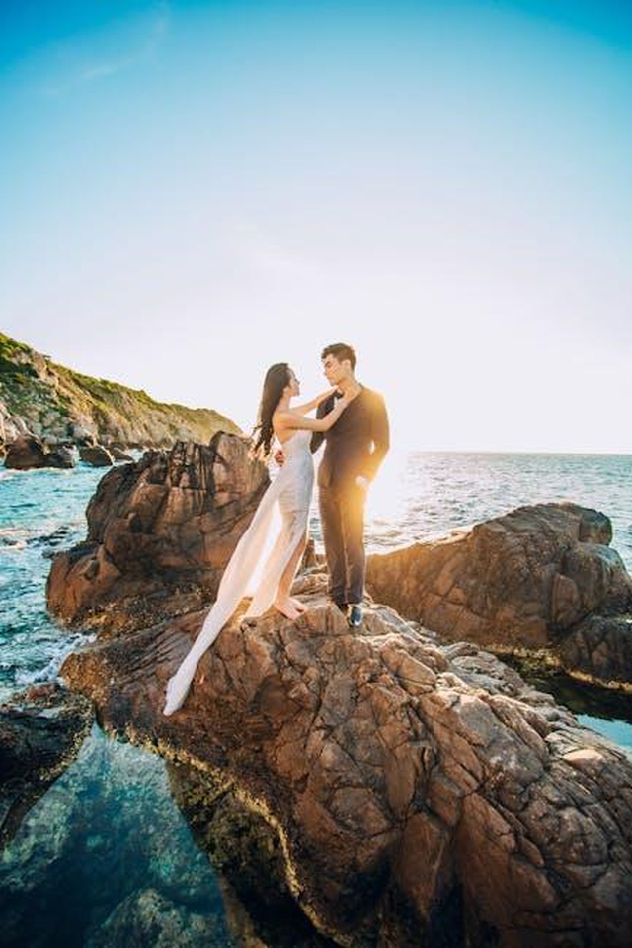La_storia_damore_di_Gwen_Stefani_e_Blake_Shelton_k6bbFZ8tih - Confidenze24 Source: Tizino Academy - pexels - A couple posing on rocky seaside for a wedding photoshoot in Vietnam under a clear sunny sky.