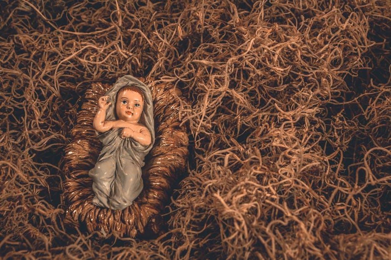La_storia_damore_di_Hailey_e_Justin_Bieber_IYwcorrxB6 - Confidenze24 Source: Jeswin Thomas - pexels - A nativity scene featuring a baby Jesus figurine surrounded by straw, symbolizing hope and tradition.