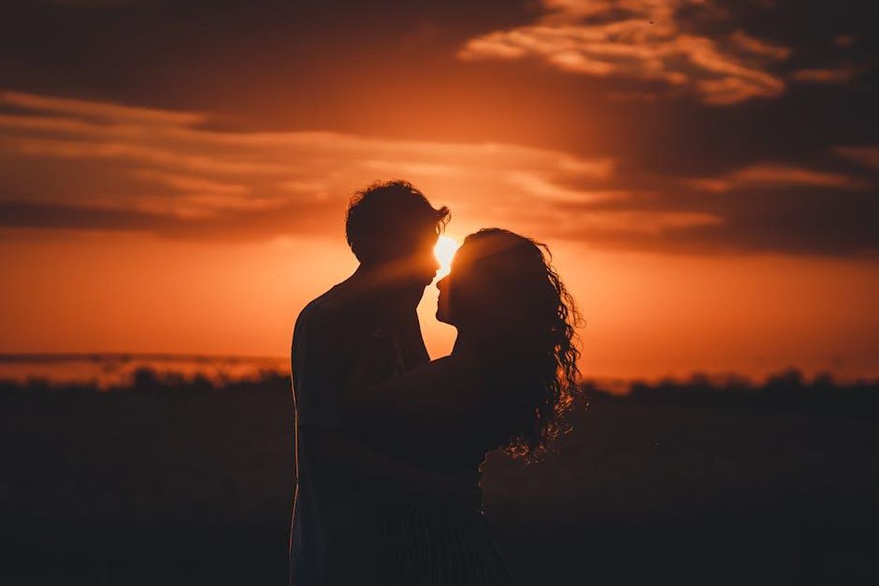 La_storia_damore_di_Monica_e_Joey_opXSjxoAaY - Confidenze24 Source: Gabriel Bastelli - pexels - Romantic silhouette of a couple embracing at sunset, ideal for love and romance themes.