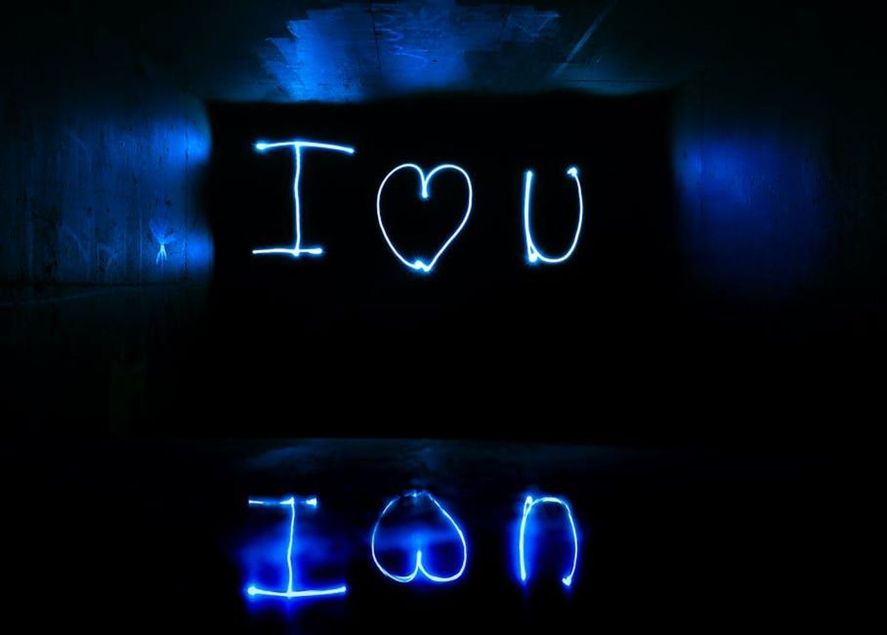 La_storia_damore_di_Paige_e_Royce_xuZZMHEhn5 - Confidenze24 Source: Bo Stevens - pexels - Blue neon light painting 'I love you' in a reflective dark tunnel.