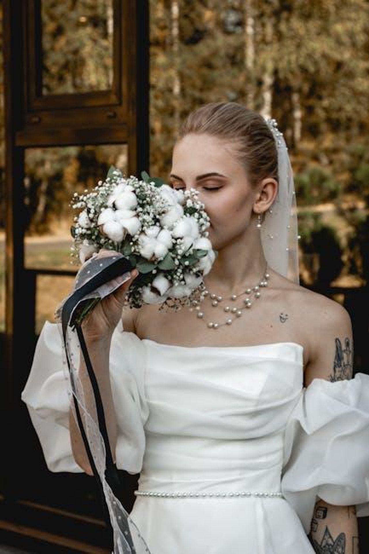 La_storia_damore_di_Rebecca_Gayheart_ed_Eric_Dane_0orTCZTk38 - Confidenze24 Source: Владимир Высоцкий - pexels - Bride holding a floral bouquet, showcasing elegance in a white wedding dress.