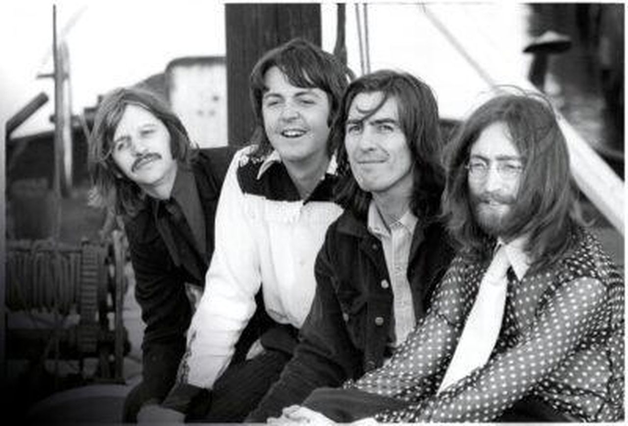La_storia_damore_tra_Elton_John_e_John_Lennon_5ALp9upfzZ - Confidenze24 Source: Cover Images - - I Beatles sorridenti