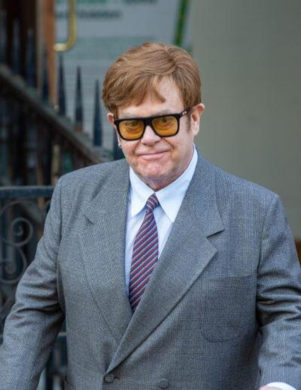 La_storia_damore_tra_Elton_John_e_John_Lennon_yzP9ILOK4R - Confidenze24 Source: Cover Images - - Elton John sorridente