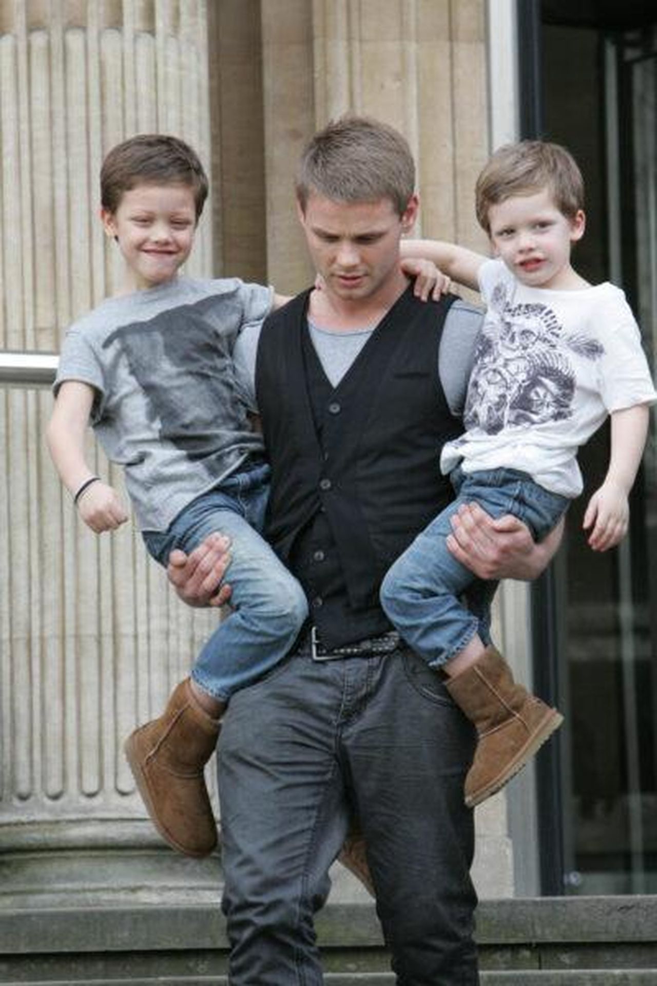 La_storia_damore_tra_Jeff_Brazier_e_Jade_Goody_GQynbn9GNk - Confidenze24 Source: Splash News - - Jeff Brazier con i figli Bobby e Freddy da giovani