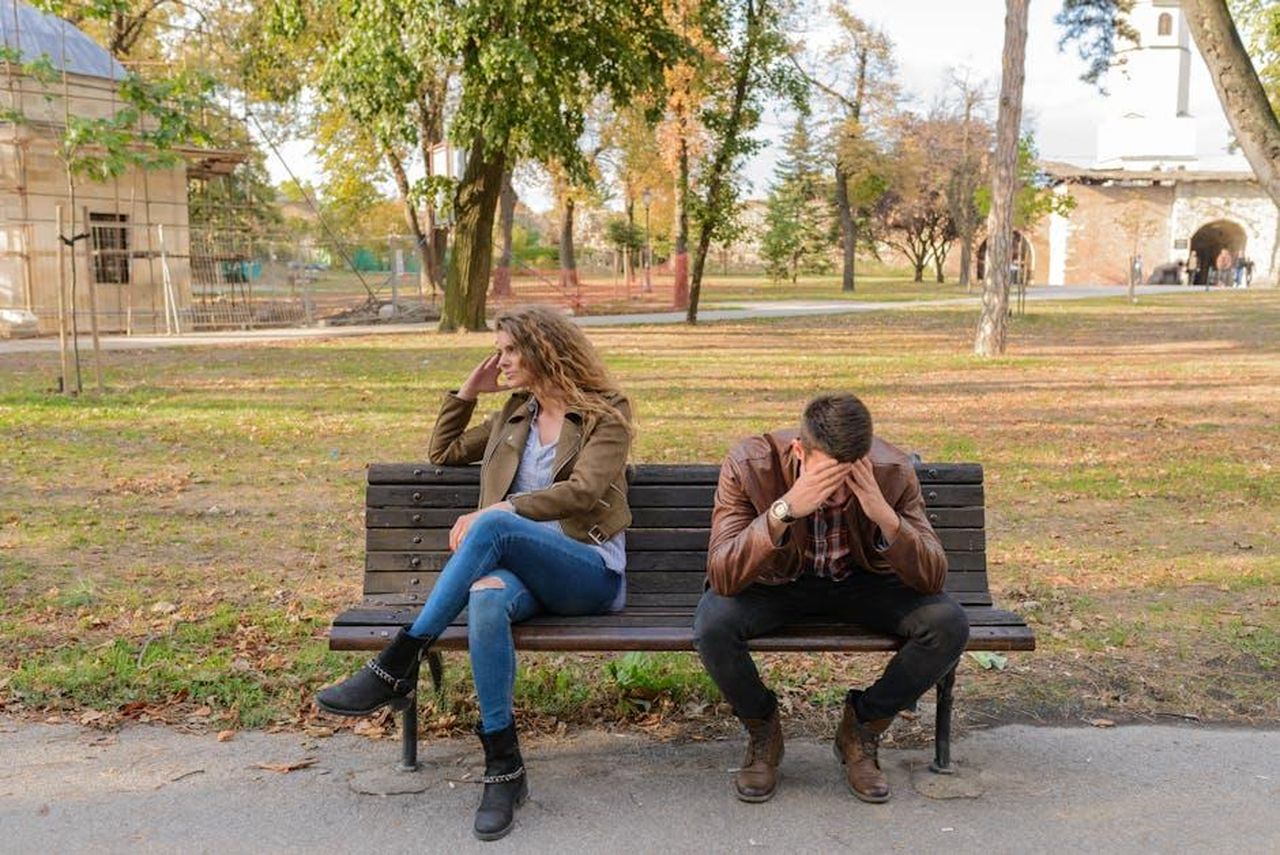La_storia_damore_tra_Keyshia_e_Hunxho_245MHQ4tte - Confidenze24 Source: Vera Arsic - pexels - An upset couple seated on a park bench, expressing frustration during an autumn day.