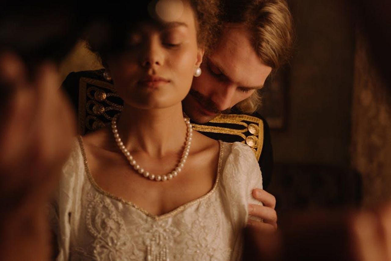 La_storia_di_Iman_Shumpert_e_Teyana_Taylor_zBDwJwcevV - Confidenze24 Source: cottonbro studio - pexels - Intimate moment with a couple in period costume, exuding romance and elegance.