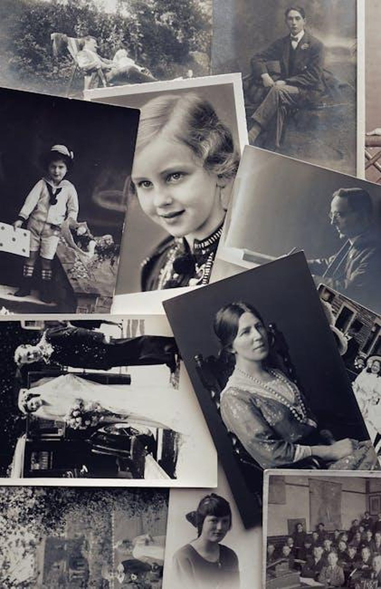 La_storia_di_Justine_e_Elon_matrimonio_e_figli_SqWMx4RaA7 - Confidenze24 Source: Suzy Hazelwood - pexels - A nostalgic collection of black and white family portraits and scenes from the past.