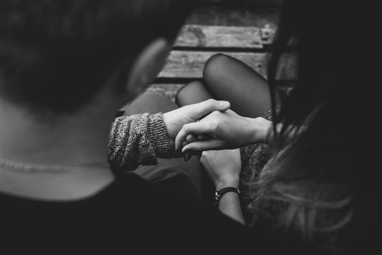 La_storia_di_Lundgren_e_Krokdal_3koz0aKTvO - Confidenze24 Source: Pixabay - pexels - A romantic black and white image of a couple holding hands, symbolizing love and connection.