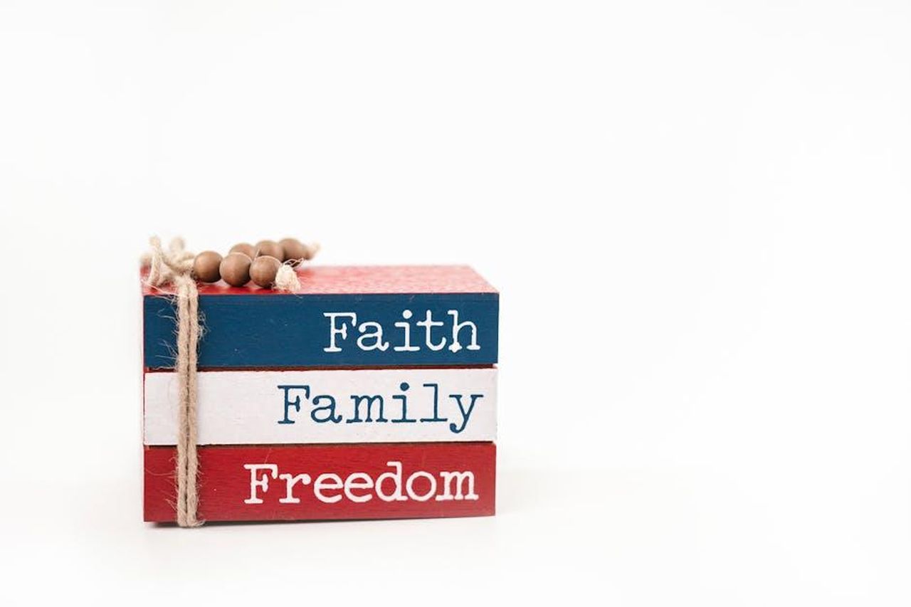 La_storia_di_Vanessa_Trump_e_Donald_Trump_Jr_ClsQJgWag2 - Confidenze24 Source: RDNE Stock project - pexels - Three stacked wooden blocks in red, white, and blue with the words Faith, Family, Freedom.