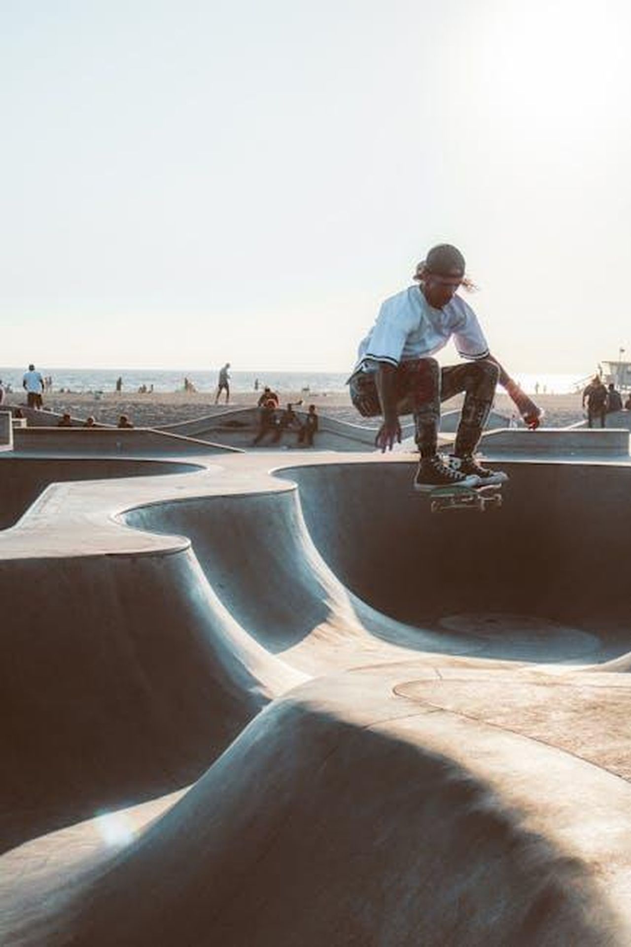 La_storia_di_Vanessa_e_Kobe_Bryant_sTXw0eIBk4 - Confidenze24 Source: Yannick Béra - pexels - Dynamic action shot of a skateboarder mid-air at Venice Beach skatepark, Los Angeles.