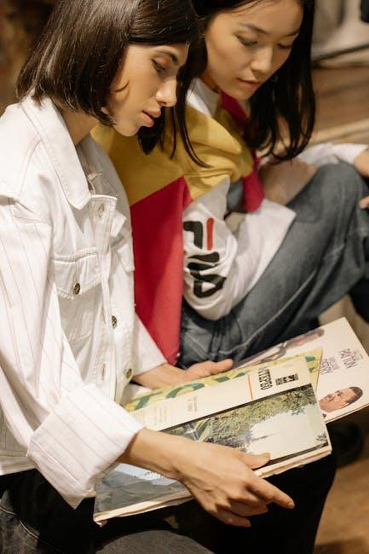 La_storia_di_amicizia_tra_Taylor_Swift_e_Selena_Gomez_WD5FlS0NZQ - Confidenze24 Source: cottonbro studio - pexels - Two women sitting in a record store browsing through a selection of vintage vinyl records.