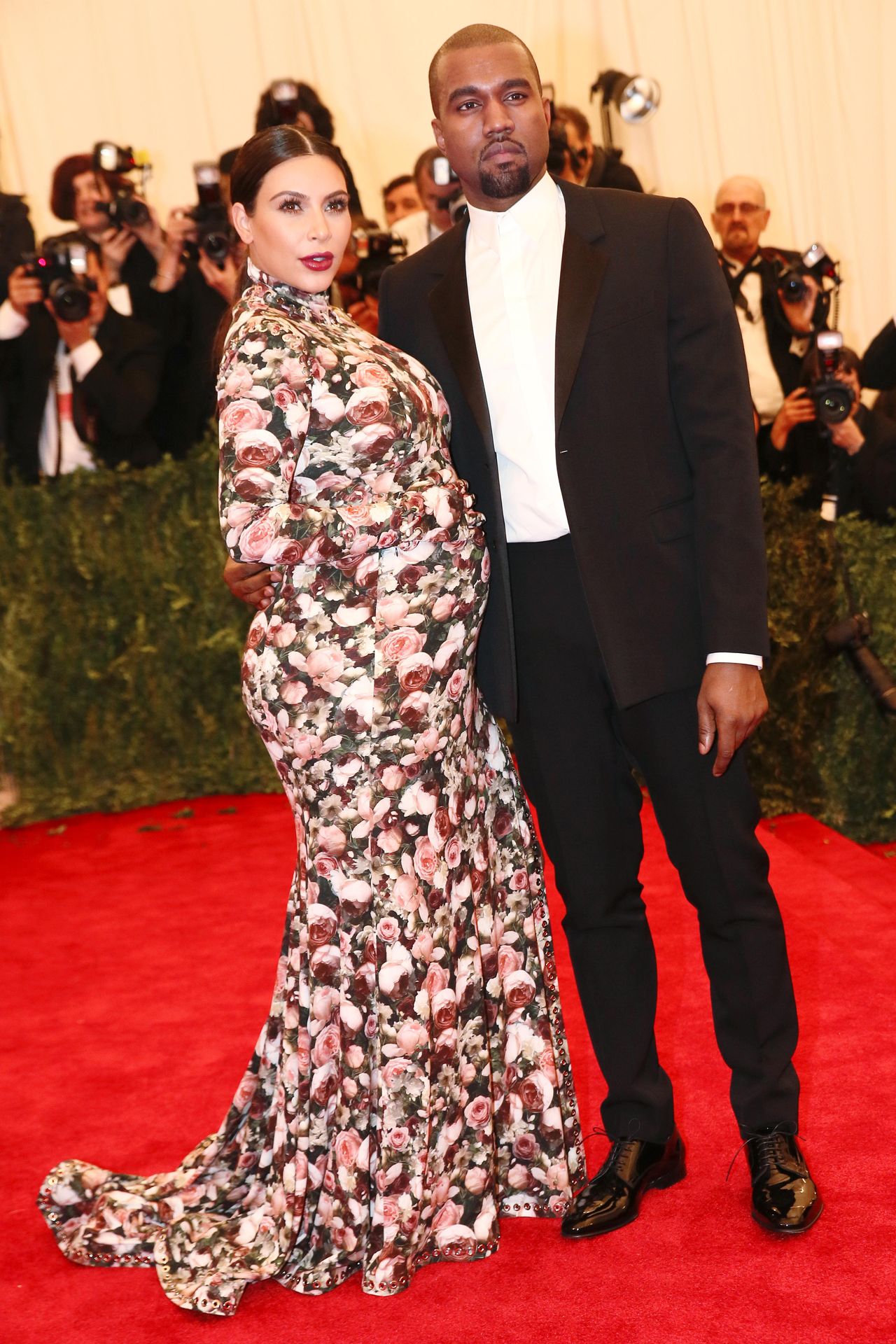 La_storia_dietro_lanello_JFD7xsa3xt - Confidenze24 Source: Evan Falk/WWD/Penske Media - SheKnows - Kim Kardashian e Kanye West al Met Gala 2013