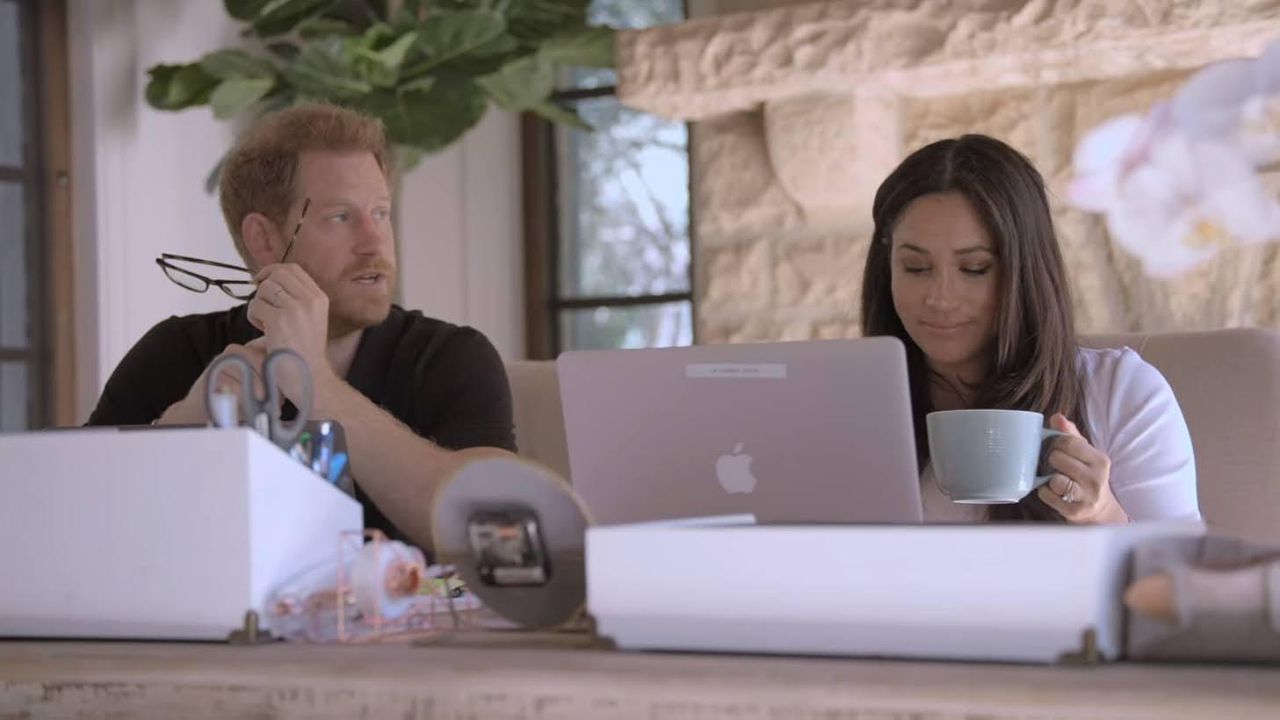 La_teoria_di_Marina_Hyde_sul_contratto_Netflix_dei_Sussex_Yo1LrlcFXe - Confidenze24 La teoria di Marina Hyde sul contratto Netflix dei Sussex Screenshot del video di Harry e Meghan