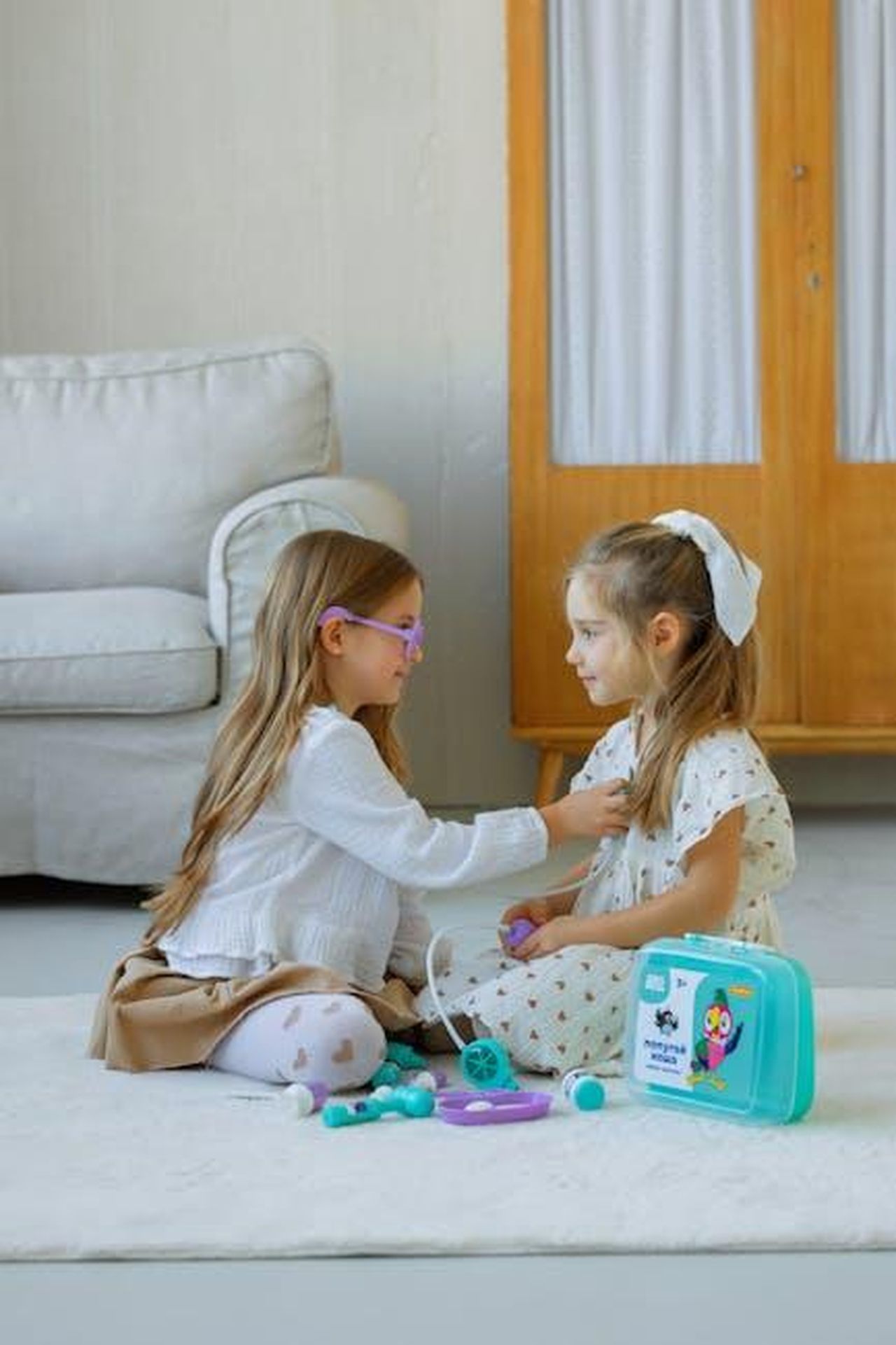 La_timeline_della_relazione_tra_Louise_e_Jamie_Redknapp_cThYGZxbZc - Confidenze24 Source: Polesie Toys - pexels - Two young girls engaged in a playful doctor-patient game with a toy medical kit in a cozy living room.