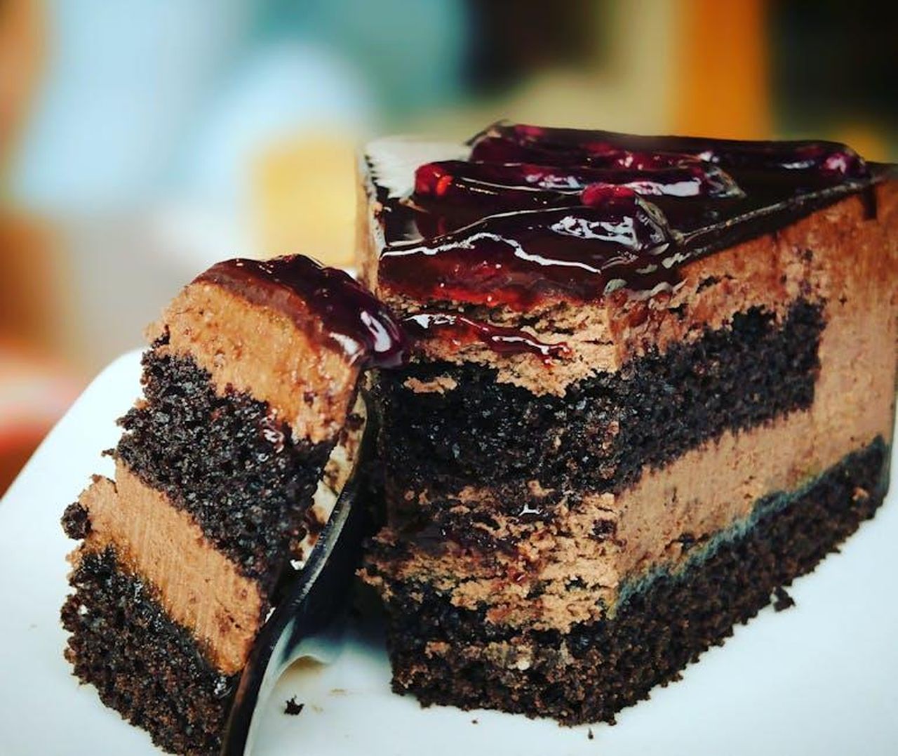 La_torta_al_cioccolato_di_Martha_Stewart_un_classico_reinventato_gxeWYAGo1A - Confidenze24 Source: Abhinav Goswami - pexels - Close-up of a rich chocolate cake slice with blueberry topping, perfect for dessert lovers.