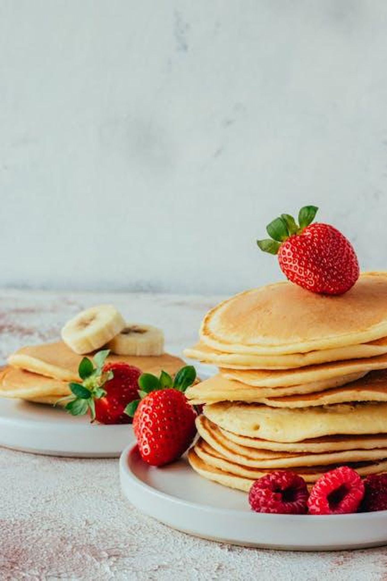La_tradizione_del_Pancake_Day_nel_Regno_Unito_QdnKCOSmw6 - Confidenze24 Source: Beyza Yalçın - pexels - Stack of fluffy pancakes topped with fresh strawberries and raspberries, perfect breakfast treat.