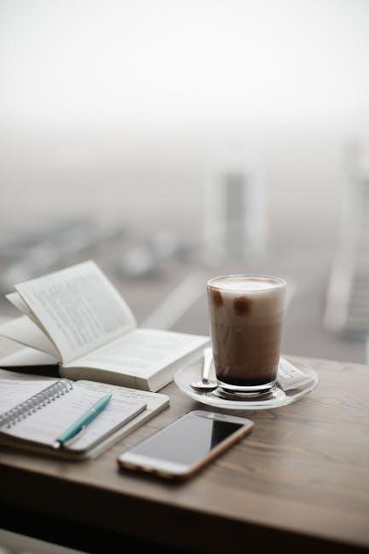 La_tradizione_del_risveglio_foto_ogni_mattina_nlsMHijOyE - Confidenze24 Source: Daria Obymaha - pexels - A warm coffee sits beside a notebook and smartphone on a foggy day.