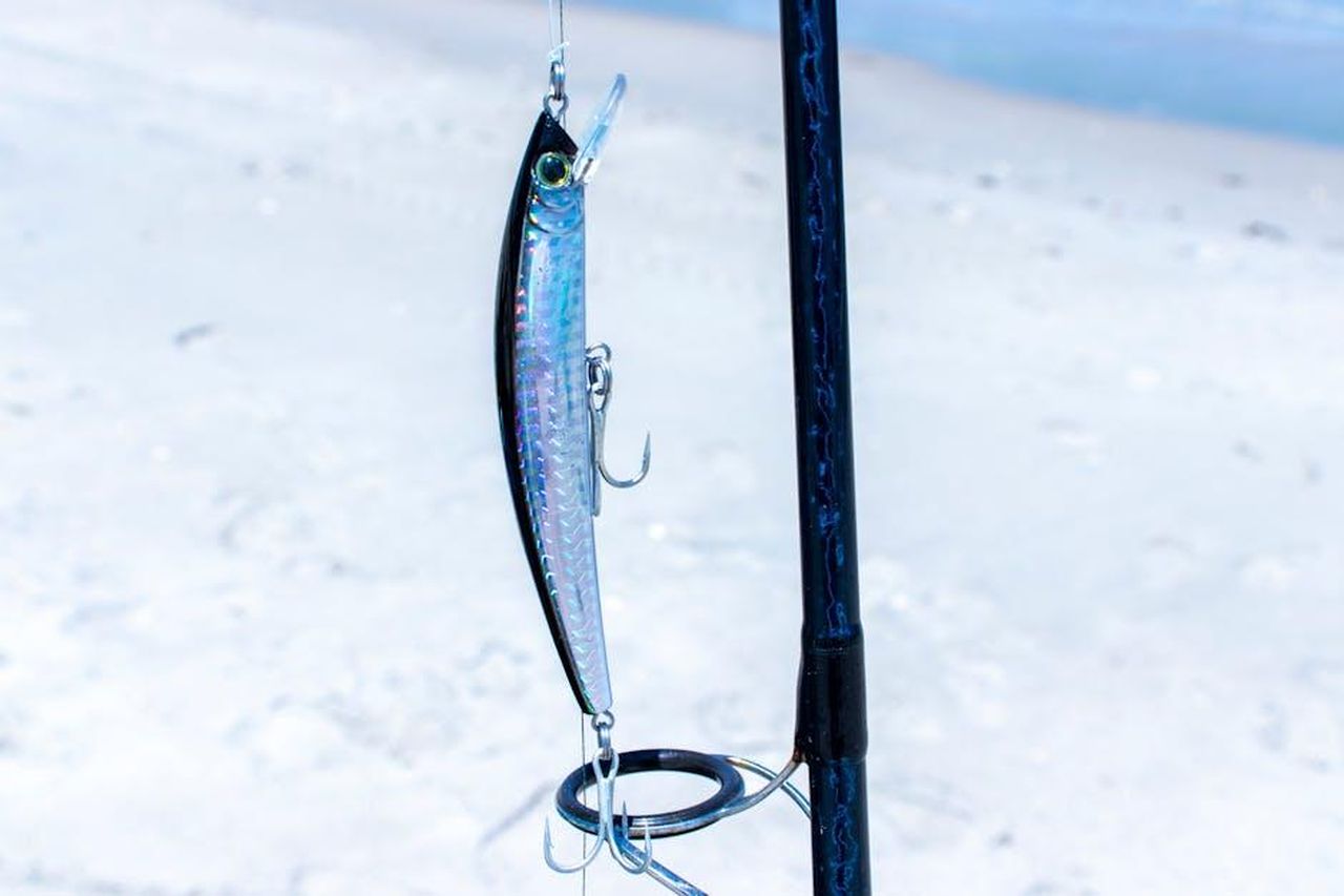 La_tragedia_di_Sandy_Hook_e_la_perdita_di_Dylan_Nz02g5j3D7 - Confidenze24 Source: Blair Damson - pexels - Detailed view of a fishing lure attached to a rod on a sandy beach, ideal for fishing lovers.