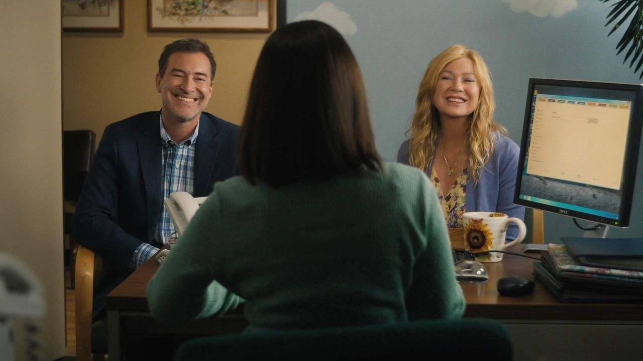 La_trama_di_Good_American_Family_zQBf5A6Bn1 - Confidenze24 Source: ©Hulu/Courtesy Everett Collection - Hulu - Good American Family, da sinistra: Mark Duplass, Ellen Pompeo