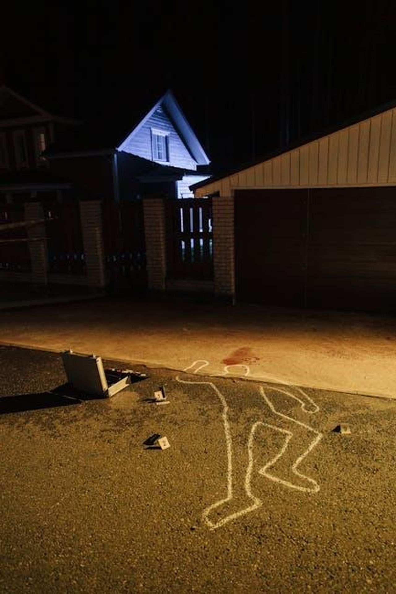 La_trama_di_Heartwood_4EikXYlSlB - Confidenze24 Source: cottonbro studio - pexels - A nighttime crime scene with chalk outline, bloodstain, and evidence markers on the street.
