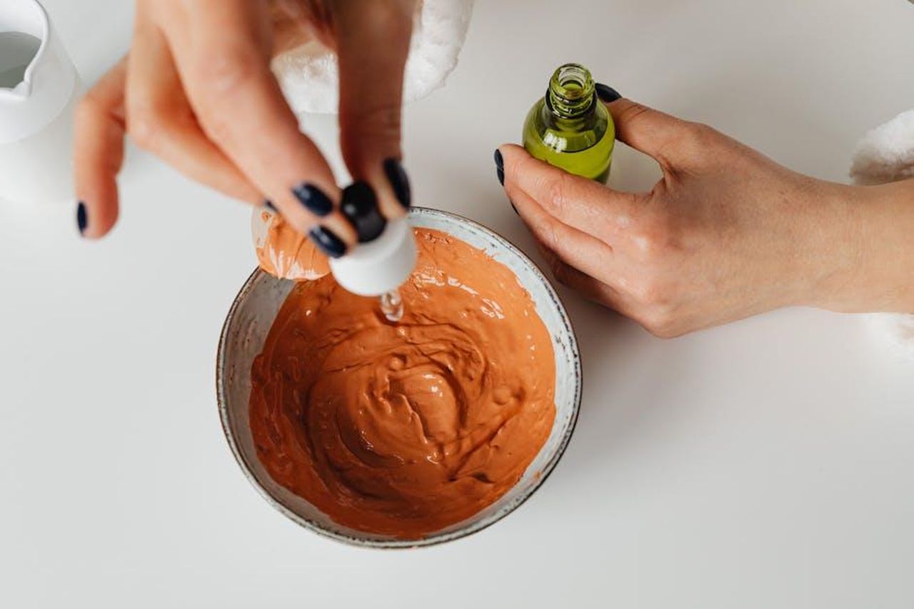 La_trasparenza_nei_prodotti_di_bellezza_s5Q3Wf1za6 - Confidenze24 Source: Photo By: Kaboompics.com - pexels - Close-up of hands blending clay mask with skincare essence in minimalist setting.