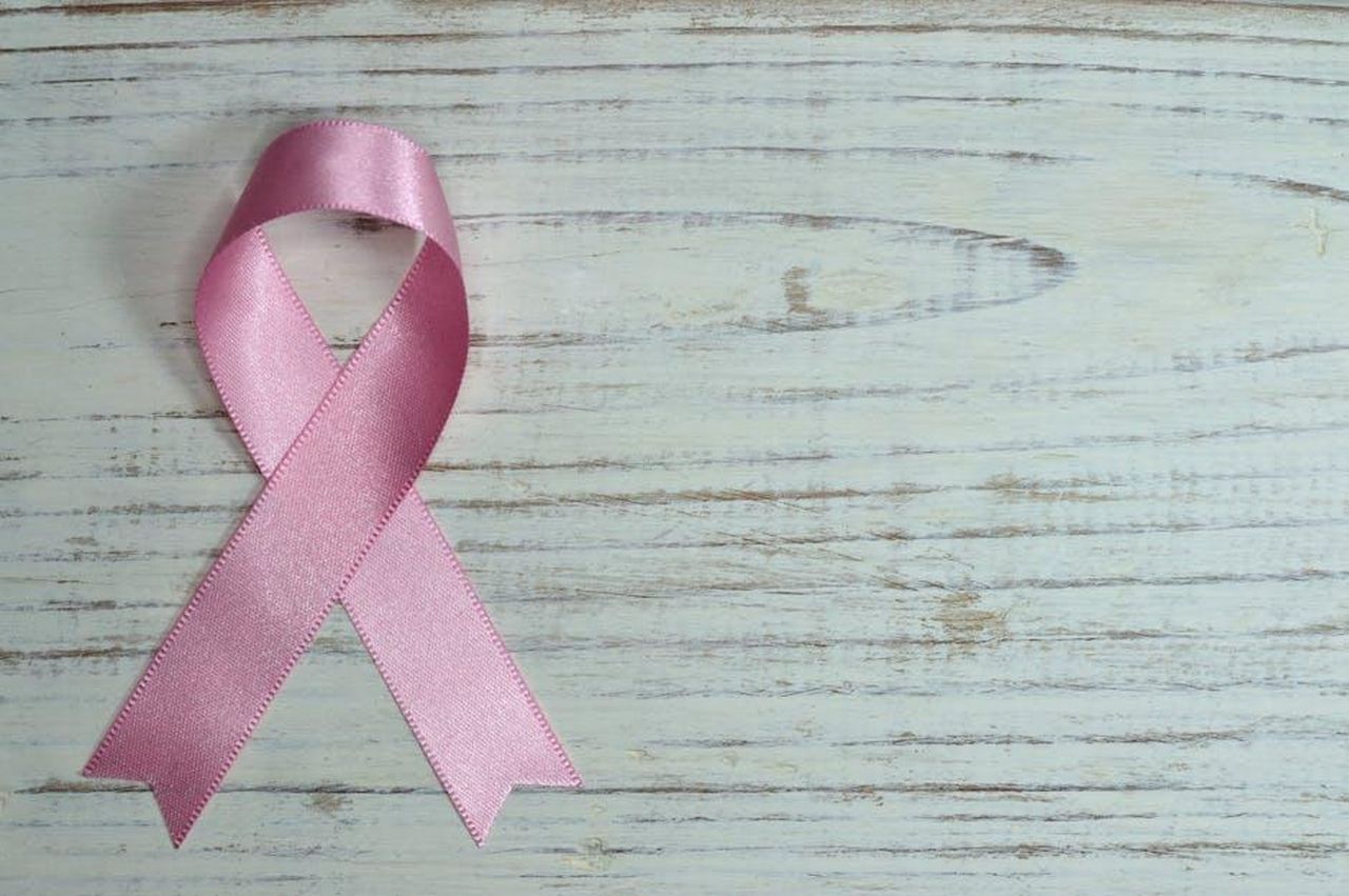 La_triste_cronologia_di_Linda_Nolan_pbYKYBCc3x - Confidenze24 Source: Miguel Á. Padriñán - pexels - A pink ribbon symbolizing cancer awareness placed on a light wooden background.