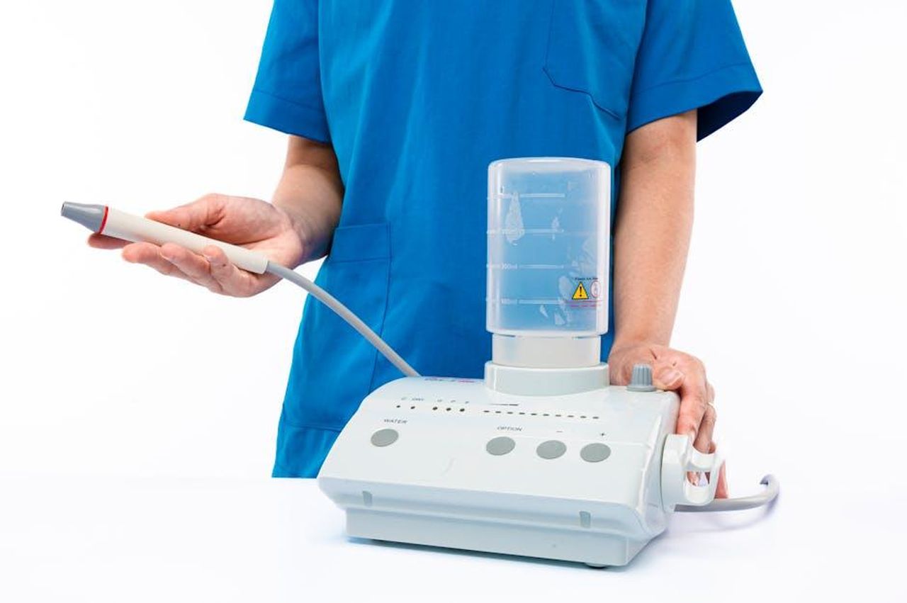 La_tubercolosi__curabile_9fnitbjTFS - Confidenze24 Source: Đậu Photograph - pexels - Healthcare worker operating ultrasound device for diagnosis in a clinical setting.