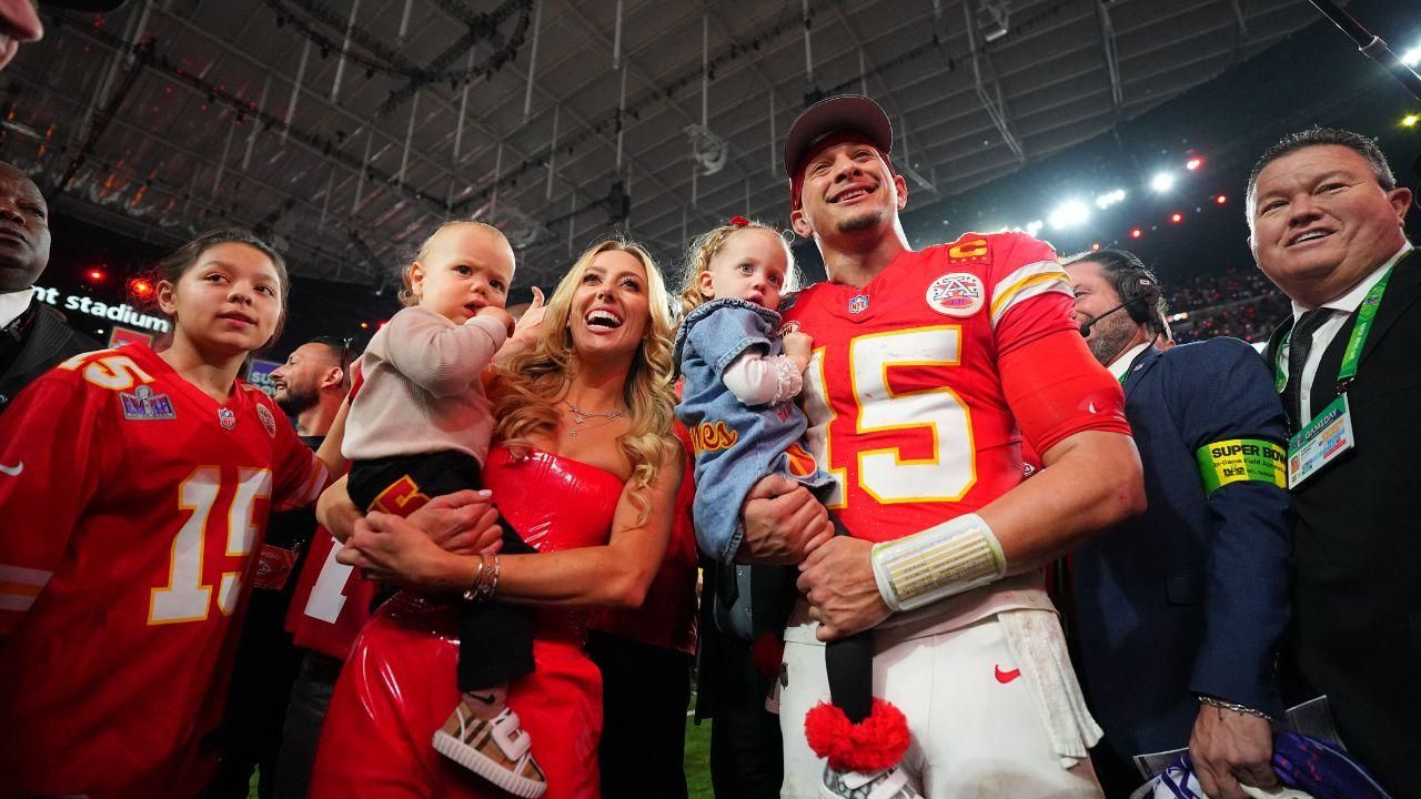 La_visita_al_Peppa_Pig_Theme_Park_S7k5gu1dbL - Confidenze24 Source: Erick W. Rasco/Sports Illustrated via Getty Images - Getty Images - Patrick Mahomes con la moglie Brittany e i loro figli