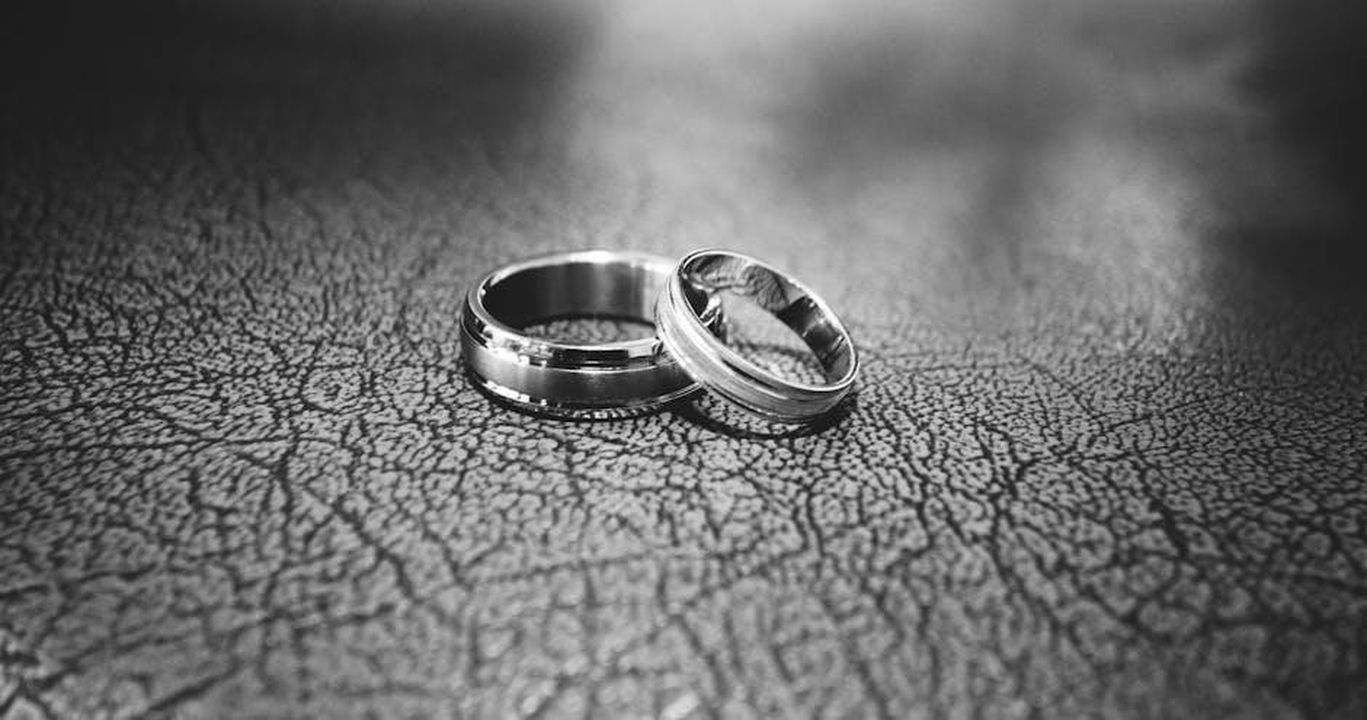 La_vita_coniugale_di_Daryl_Hannah_e_Neil_Young_75BvcYkElt - Confidenze24 Source: Megapixelstock - pexels - Elegant black and white close-up of wedding rings symbolizing love and commitment.