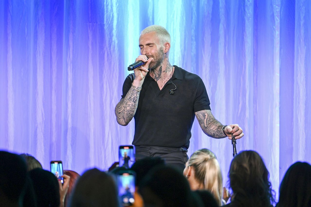 La_vita_da_pap_di_Adam_Levine_RgIvYRBpGV - Confidenze24 Source: Gilbert Flores/Variety via Getty Images - Getty Images - Adam Levine di Maroon 5 si esibisce sul palco