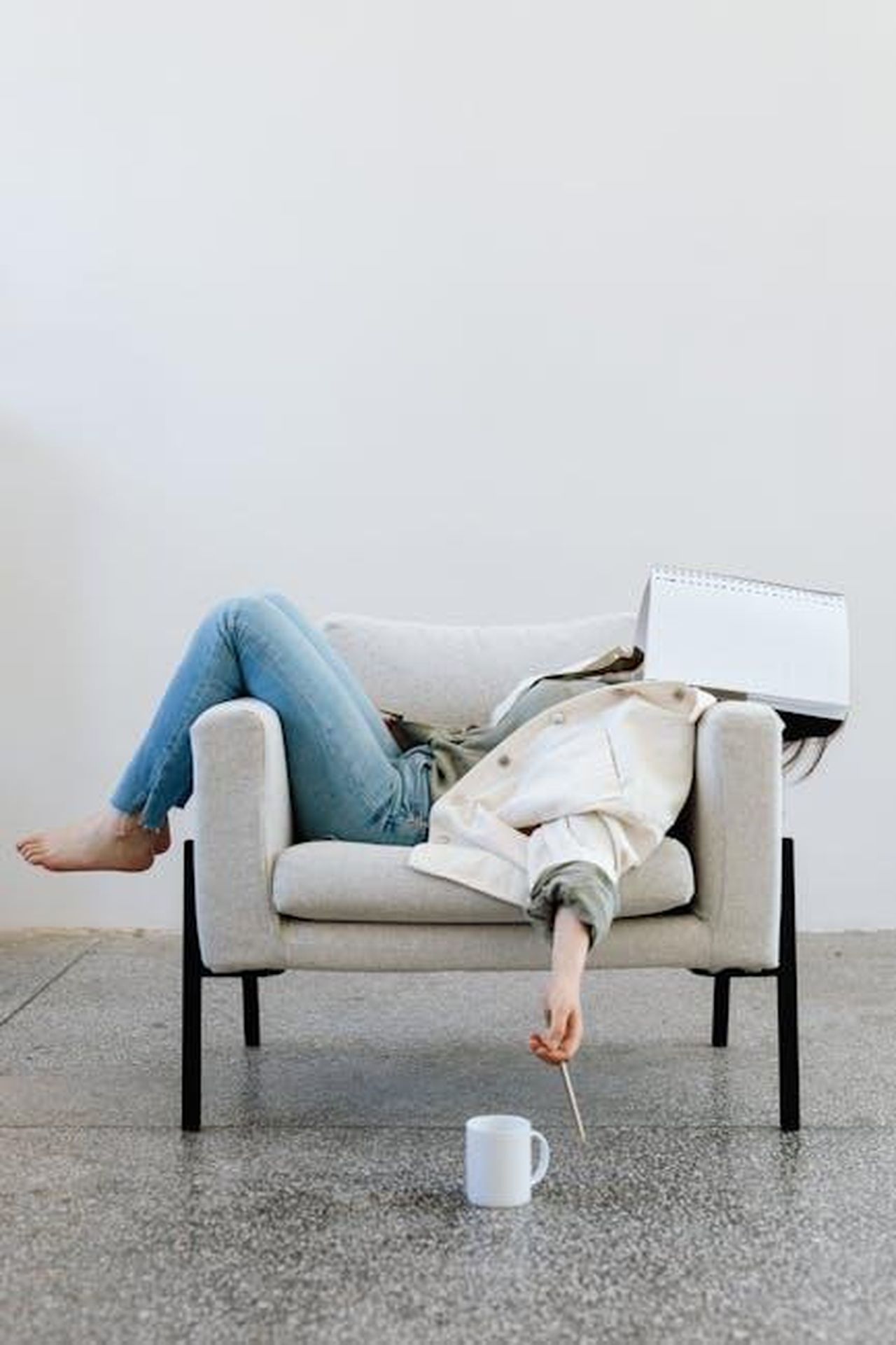 La_vita_di_Ben_Affleck_e_il_suo_lavoro_bQyOojjvg2 - Confidenze24 Source: Photo By: Kaboompics.com - pexels - Tired woman in casual attire falls asleep on sofa with a notebook on face and pen in hand.