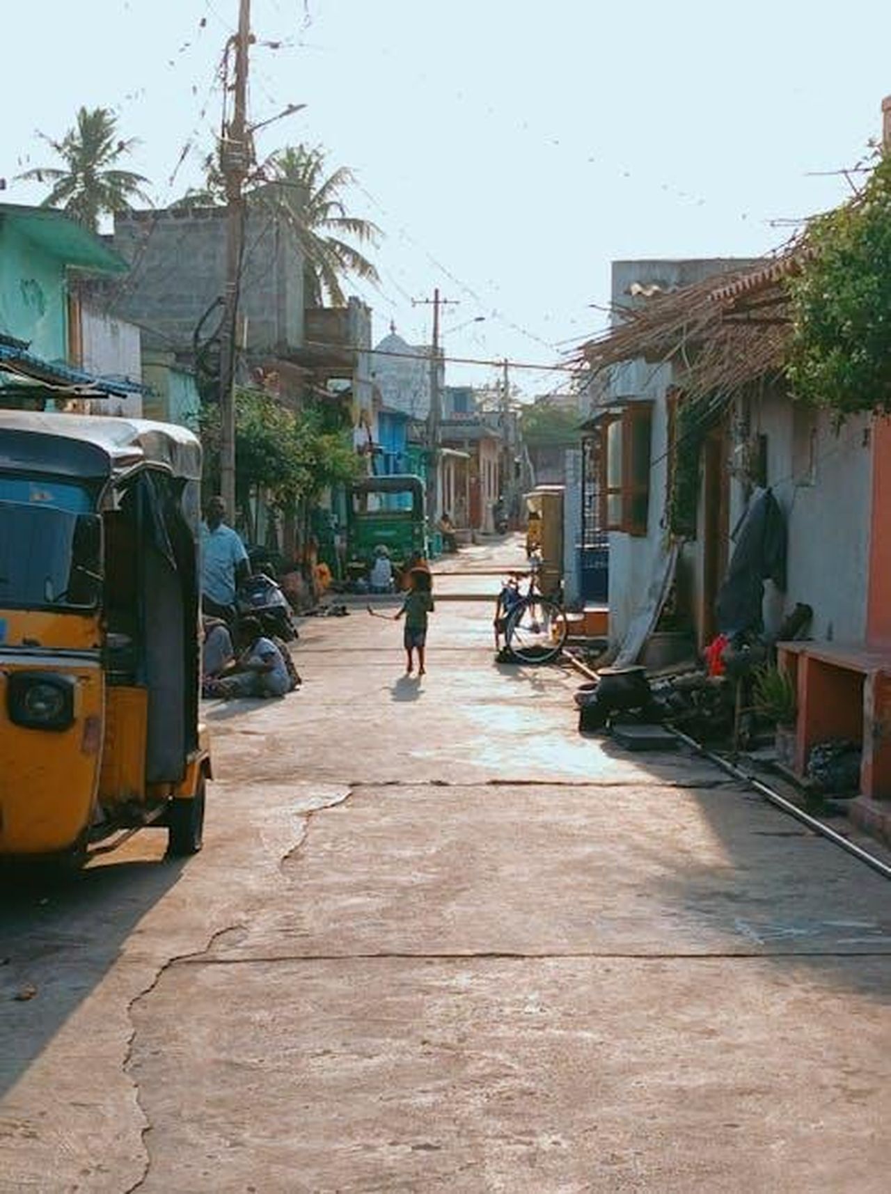 La_vita_di_Bindi_e_Chandler_insieme_mzrVDcV4T5 - Confidenze24 Source: Prem Cool - pexels - Street view of a vibrant Indian neighborhood with auto rickshaw and children playing.