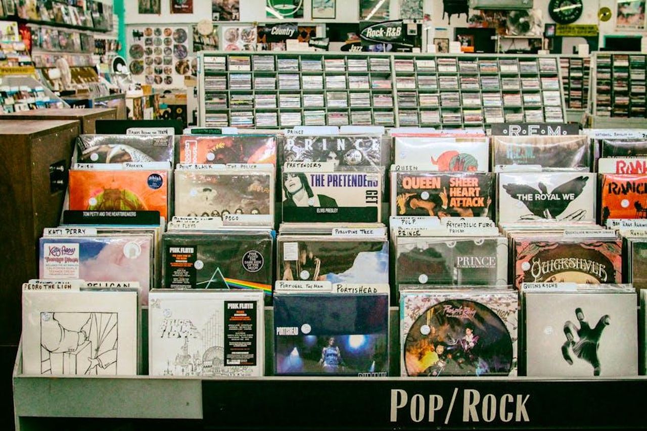 La_vita_di_Prince_Harry_negli_Stati_Uniti_cGLaXSIW4C - Confidenze24 Source: Mick Haupt - pexels - Explore a diverse collection of vinyl records in a vibrant San Mateo music store.
