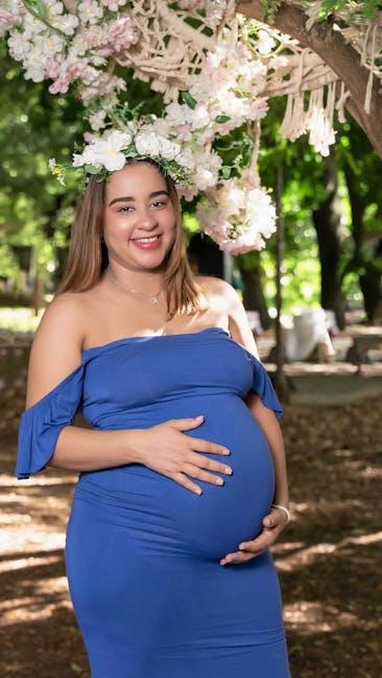 La_vita_di_Rihanna_come_madre_e_partner_Qb38soR09i - Confidenze24 Source: josé miguel cabrera - pexels - Beautiful pregnant woman wearing a blue dress and floral crown posing outdoors in a sunny garden.